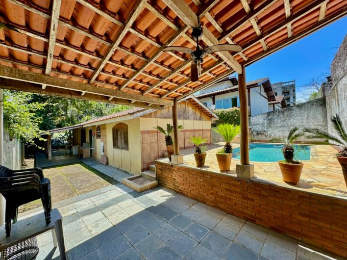 Casa com Piscina – 3 dorm – Praia das Toninhas – Ubatuba